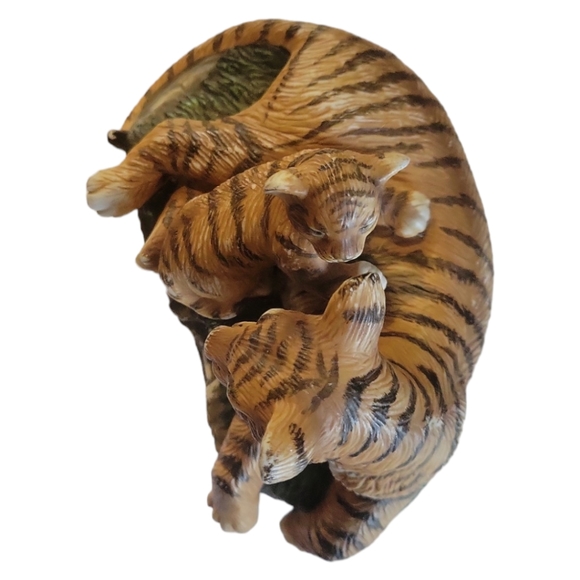 Vtg Bengal Tigress Mom Tiger Baby Cub Porcelain Figurine On Ceramic Rock Stone - Picture 4 of 6